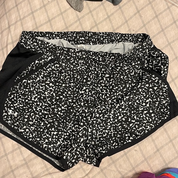Work out shorts with the underwear lining attached. - Picture 3 of 4